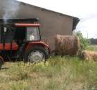 wyciąganie beli siana z hali mf