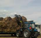 układanie beli siana na tirze 