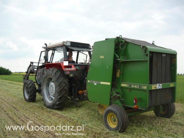 Prasowanie Ursusem 1014 z John Deere 540