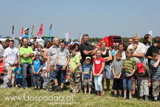 Widownia pokazu maszyn 21-22 Maj Kąkolewo
