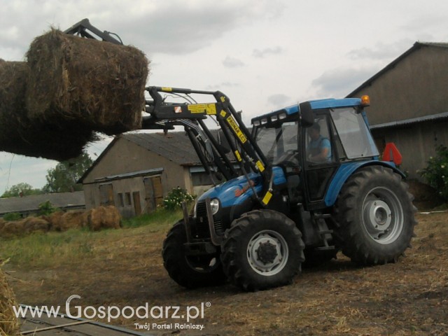 załadunek bel siana zefirem