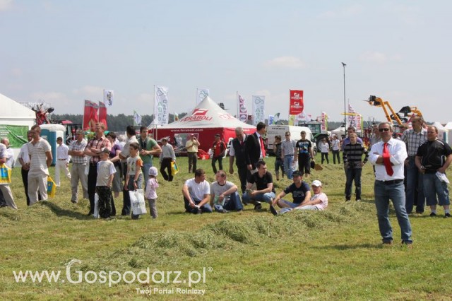 Widownia pokazu maszyn 21-22 Maj Kąkolewo