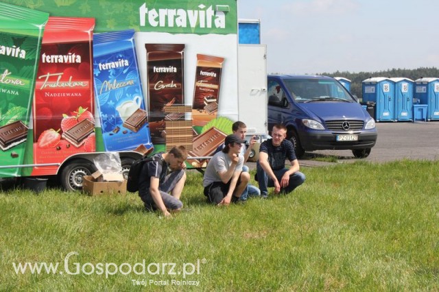 Widownia pokazu maszyn 21-22 Maj Kąkolewo