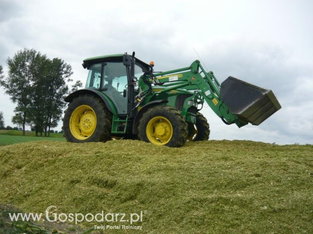 JohnDeere 5080R na kopcu