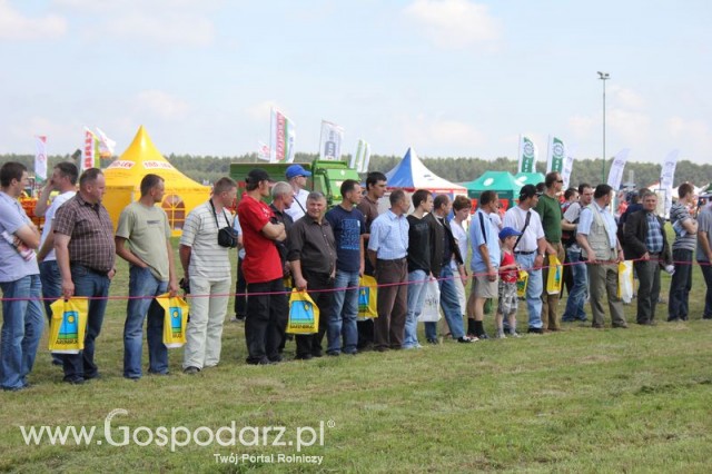 Widownia pokazu maszyn 21-22 Maj Kąkolewo