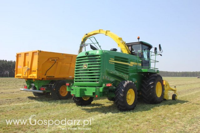 Sieczkarnia John Deere 7350 + Ciągnik 6930 + Przyczepa Joskin 20000 TRC