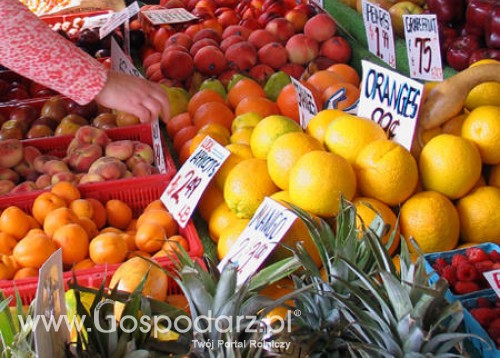 Polacy chętniej wybierają bazary niż sklepy i sieci handlowe