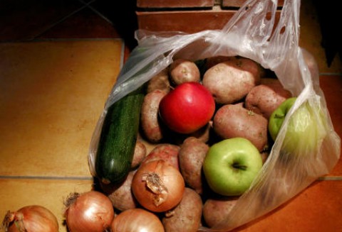 Średnio w Polsce jest wyrzucanych blisko 18 procent miesięcznych zakupów