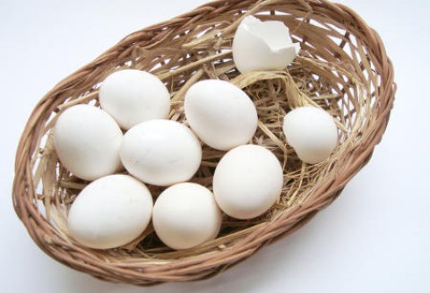 Tegorocznym hitem na wielkanocnych stołach mogą być białe jajka