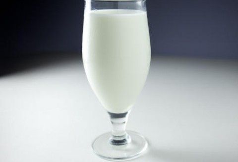 Mleko w szklanej butelce sposobem na przetrwanie?