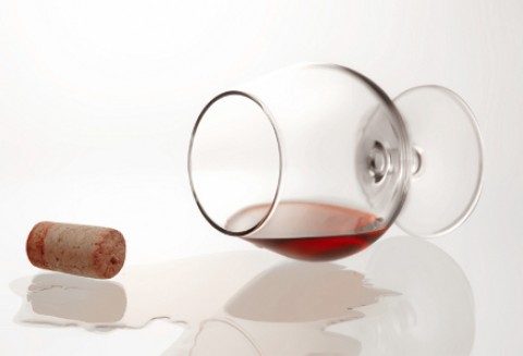 Białoruś - Informacja przypominająca o zapłacie rachunków na butelce taniego wina