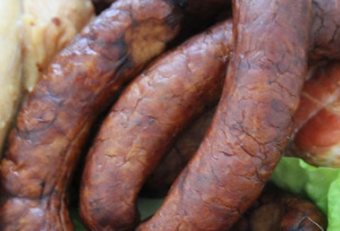 Kiełbasa z mielonych kości, tłuszczu i skóry