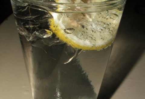 Celnicy i kontrolerzy Inspekcji Handlowej sprawdzają legalność sprzedawanego alkoholu