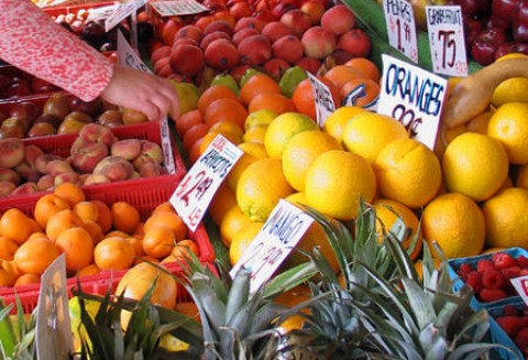 Polacy chętniej wybierają bazary niż sklepy i sieci handlowe